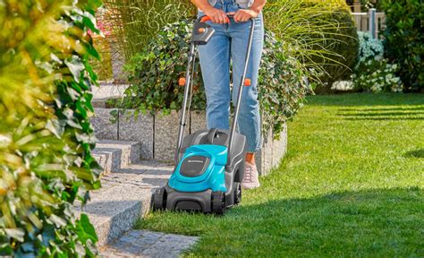 Zdjęcie przedstawiające kosiarkę elektryczną Gardena PowerMax w ogrodzie podczas pracy