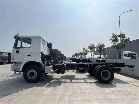 Infographic illustrating a ladder frame chassis of a dump truck, highlighting its strength and configuration possibilities