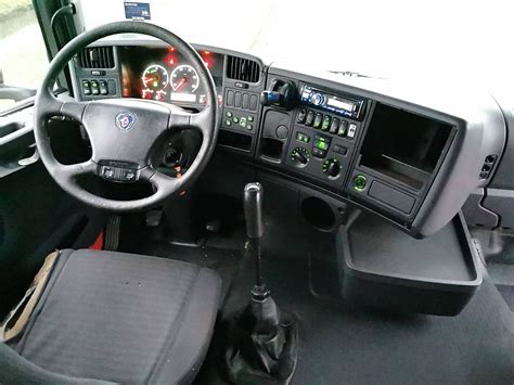 Wnętrze kabiny Scania R420 Topline z widocznym panelem sterowania