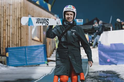 Simon Ammann podczas konkursu drużynowego lub w trakcie dyskusji