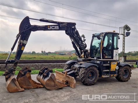 zdjęcie koparki kołowej JCB HD110WT w ruchu