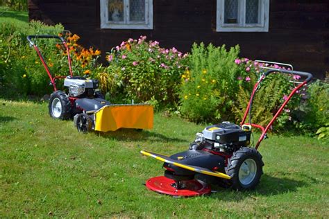 Zdjęcie kosiarki bębnowej Dakr Triton Honda GCV 200 w akcji na wysokiej trawie