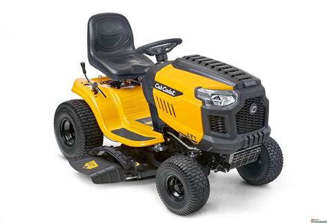 Traktorek ogrodowy Cub Cadet w nowoczesnym ogrodzie