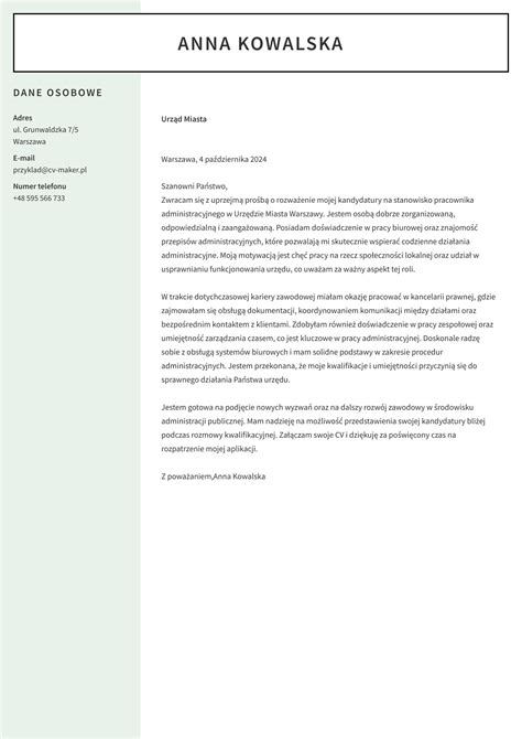 Zdjęcie przedstawiające osobę piszącą list motywacyjny, z akcentem na komputer lub notatki.