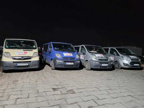 Zdjęcie przedstawiające zepsutą ciężarówkę International na parkingu w Koziegłowach