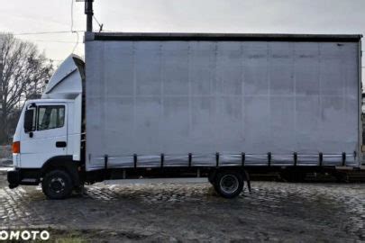 Nissan Atleon z zabudową plandekową, widok z boku