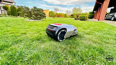 Robot koszący pracujący na mokrym trawniku