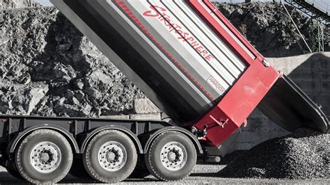 Zmodernizowana wywrotka Kempf z widoczną zabudową z Hardox® 500 Tuf