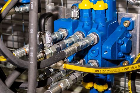 Komponenty elektroniczne sterownika hydrauliki z widocznym układem BTS5215L