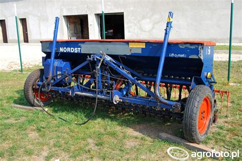 Siewnik Nordsten CLR 300 z wyraźnie widoczną skrzynią zasypową i elementami mechanicznymi