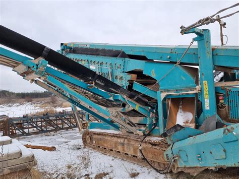Zdjęcie przedstawiające mobilny przesiewacz Powerscreen Warrior w akcji na placu budowy