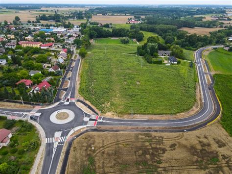 Zdjęcie przedstawiające równiarkę drogową Mista w akcji