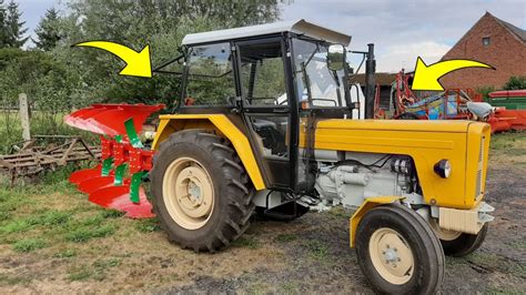 Ursus C-330 z pługiem dwuskibowym obrotowym na tle zaoranego pola