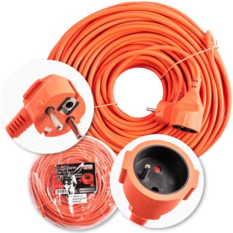 Przedłużacz podłączony do kosiarki elektrycznej na trawniku