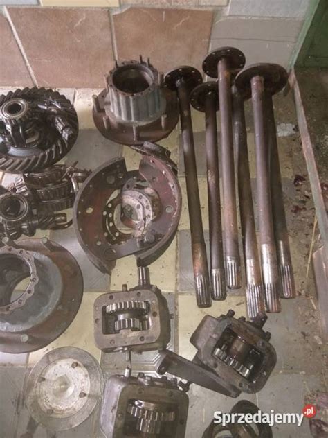 Zestawienie różnorodnych używanych części mechanicznych do budowy traktora SAM