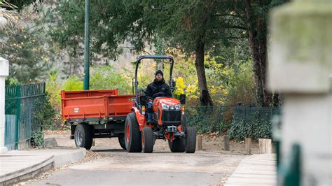 ciągnik elektryczny Kubota LXe-261 podczas pracy w sektorze komunalnym