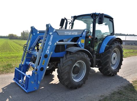 zdjęcie ładowacza czołowego Metal-Technik MT-02 w akcji, podkreślające jego solidną konstrukcję