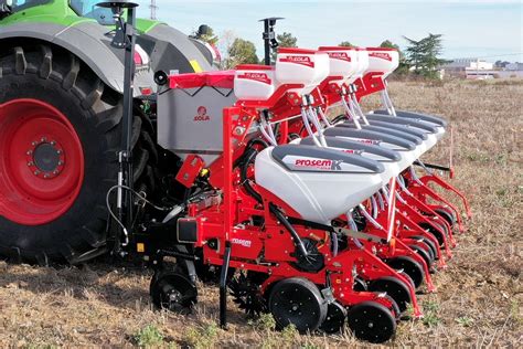 zdjęcie siewnika punktowego pracującego na polu uprawnym