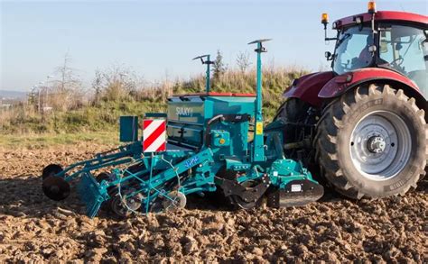 zdjęcie siewnika pneumatycznego Sulky PROGRESS P, wyposażonego w 3 zbiorniki