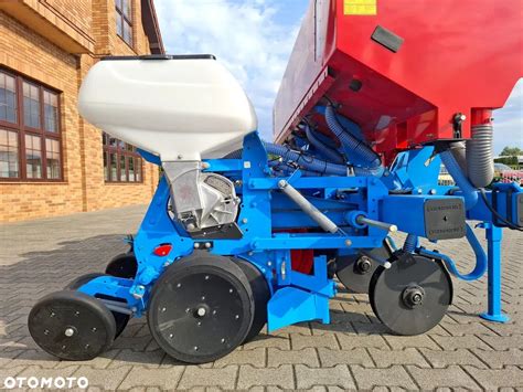 zdjęcie 8-rzędowego siewnika punktowego z centralnym podsiewaczem nawozów i aplikatorem do mikrogranulatów