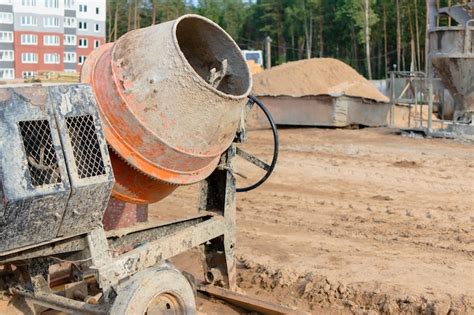 Betoniarka bębnowa w użyciu na małej budowie