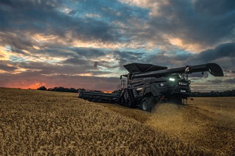 Tematyczne zdjęcie kombajnu Fendt IDEAL pracującego na polu
