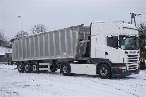 Zdjęcie przedstawiające przykładowy zestaw Scania R450 z naczepą w warunkach drogowych