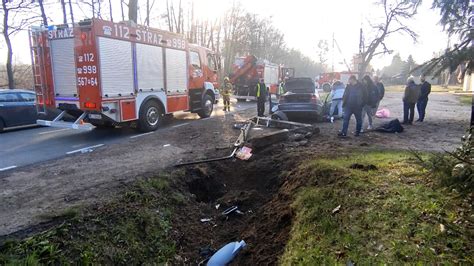 Zdjęcie przedstawiające miejsce weryfikacji luzów na wieńcu obrotu między podwoziem a nadwoziem koparki.