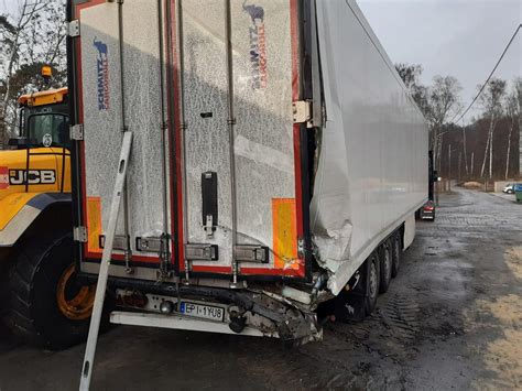 uszkodzona naczepa z widocznymi brakami drzwi i ostrymi krawędziami