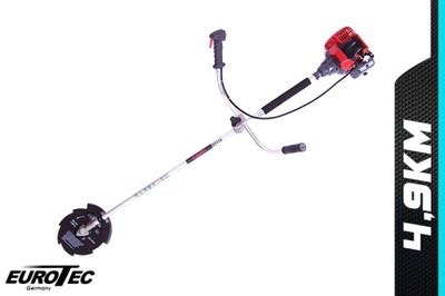 Kosa spalinowa Eurotec w akcji na trawniku