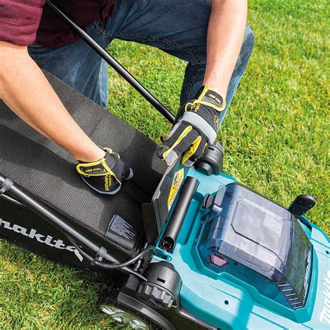 Thematic photo of a Makita cordless lawn mower DLM432Z in a garden