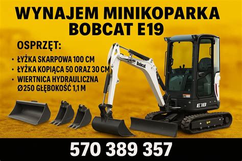 Wnętrze kabiny operatora minikoparki Bobcat E19 z widocznymi joystickami i panelem