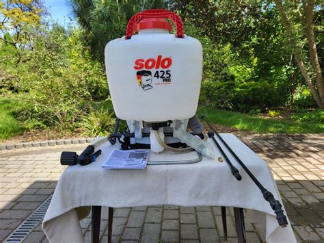 Ilustracja przedstawiająca opryskiwacz Solo 2001 w trakcie pracy