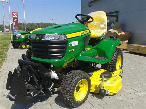 Traktorek ogrodowy John Deere podczas pracy