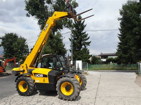 ładowarka teleskopowa JCB 535-95 w pracy