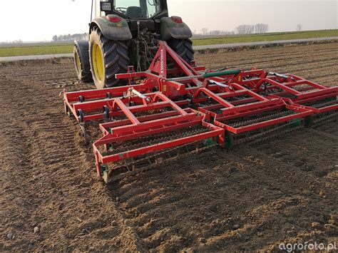Złożona maszyna rolnicza - agregat uprawowy w polu