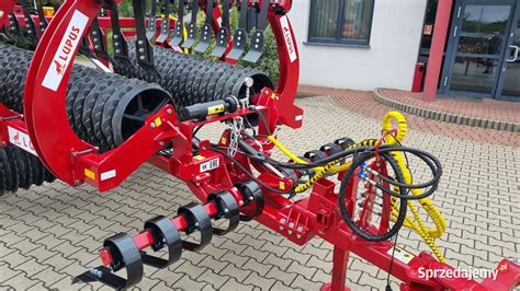 Wał uprawowy na polu przygotowanym do siewu