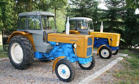 Ursus C-355 na tle krajobrazu rolniczego