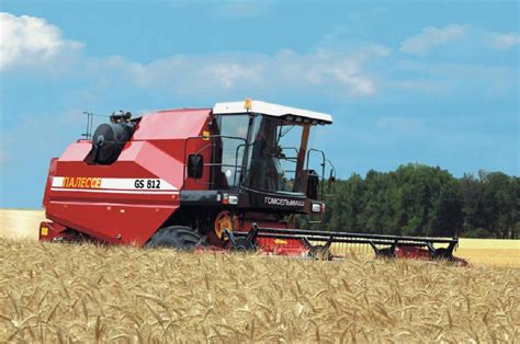 Zdjęcie kombajnu Gomselmash Palesse GS812 na tle pola