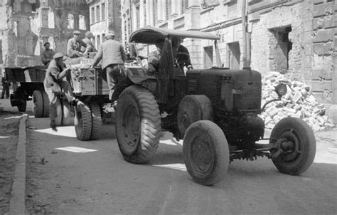 Historyczne zdjęcie ciągnika Lanz Bulldog w polu podczas prac rolniczych