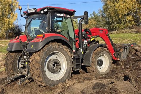 Zdjęcie ciągnika Case Maxxum 125 podczas prac z ładowaczem czołowym