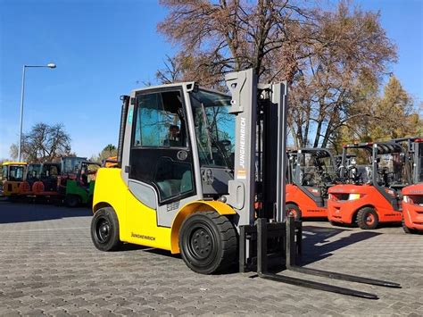 Zdjęcie przedstawiające wózek widłowy Jungheinrich diesel pracujący na zewnątrz
