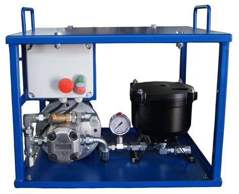 Infografika pokazująca proces filtracji oleju hydraulicznego i znaczenie regularnej wymiany filtrów