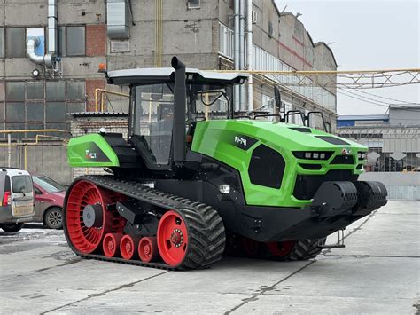 Zdjęcie nowoczesnego ciągnika gąsienicowego DST-Ural FT-741 na polu