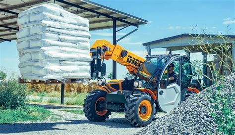 Zdjęcie przedstawiające różne rodzaje osprzętu do ładowarek teleskopowych Wacker Neuson