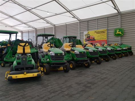 Różne modele traktorków kosiarek John Deere w ogrodzie