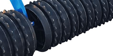 Porównanie działania wału typu packer i wału rurowego po przejeździe przez glebę