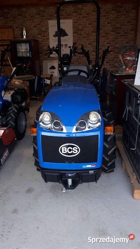 Zdjęcie tylnego podnośnika i WOM ciągnika BCS Invictus z podłączonym osprzętem