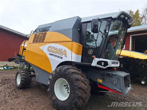 Widok wnętrza kabiny kombajnu Sampo Rosenlew Comia C6 z panelem sterowania i ekranem dotykowym