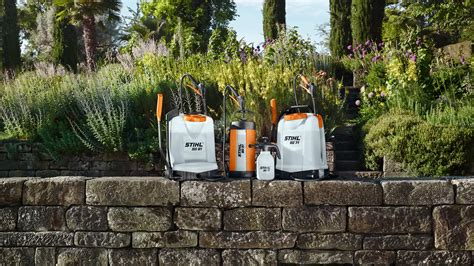 infografika przedstawiająca rodzaje opryskiwaczy: ręczny, akumulatorowy i spalinowy z opisem zastosowań